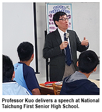 校長在台灣演講　勉勵學生應就事論事